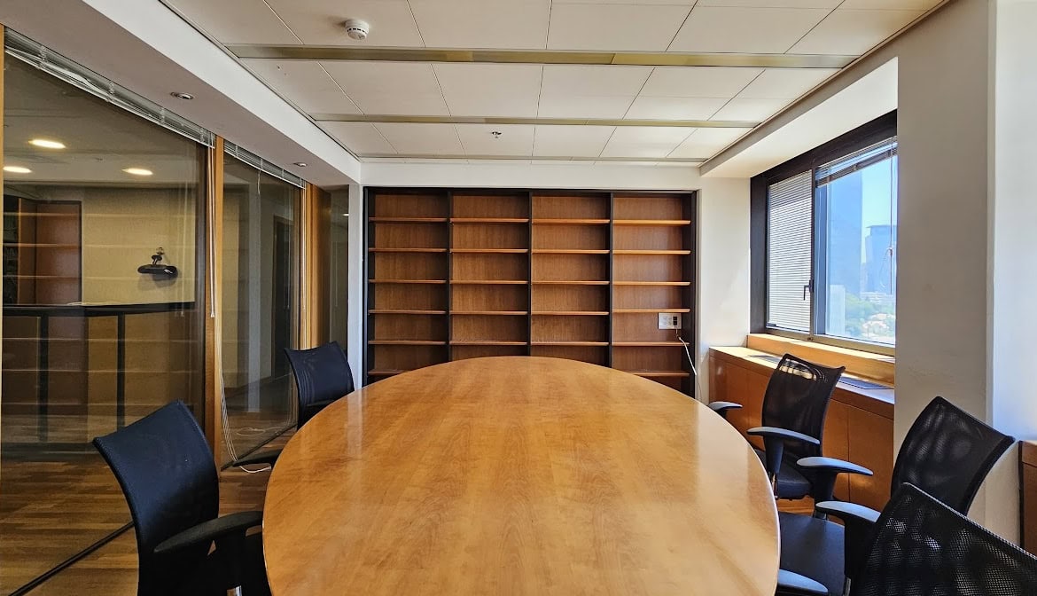 חדר ישיבות גדול