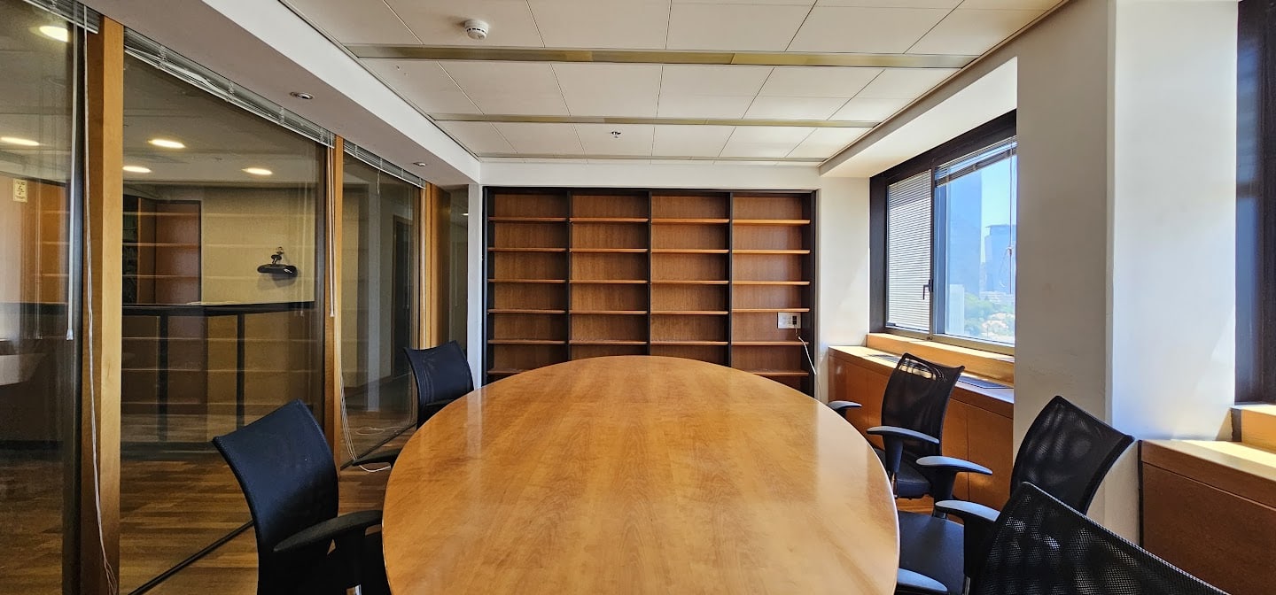 חדר ישיבות גדול