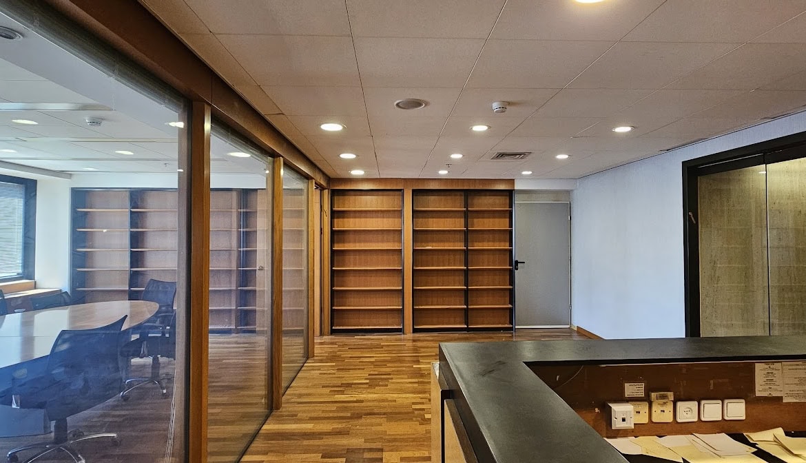 עמדת קבלה וכניסה למשרד