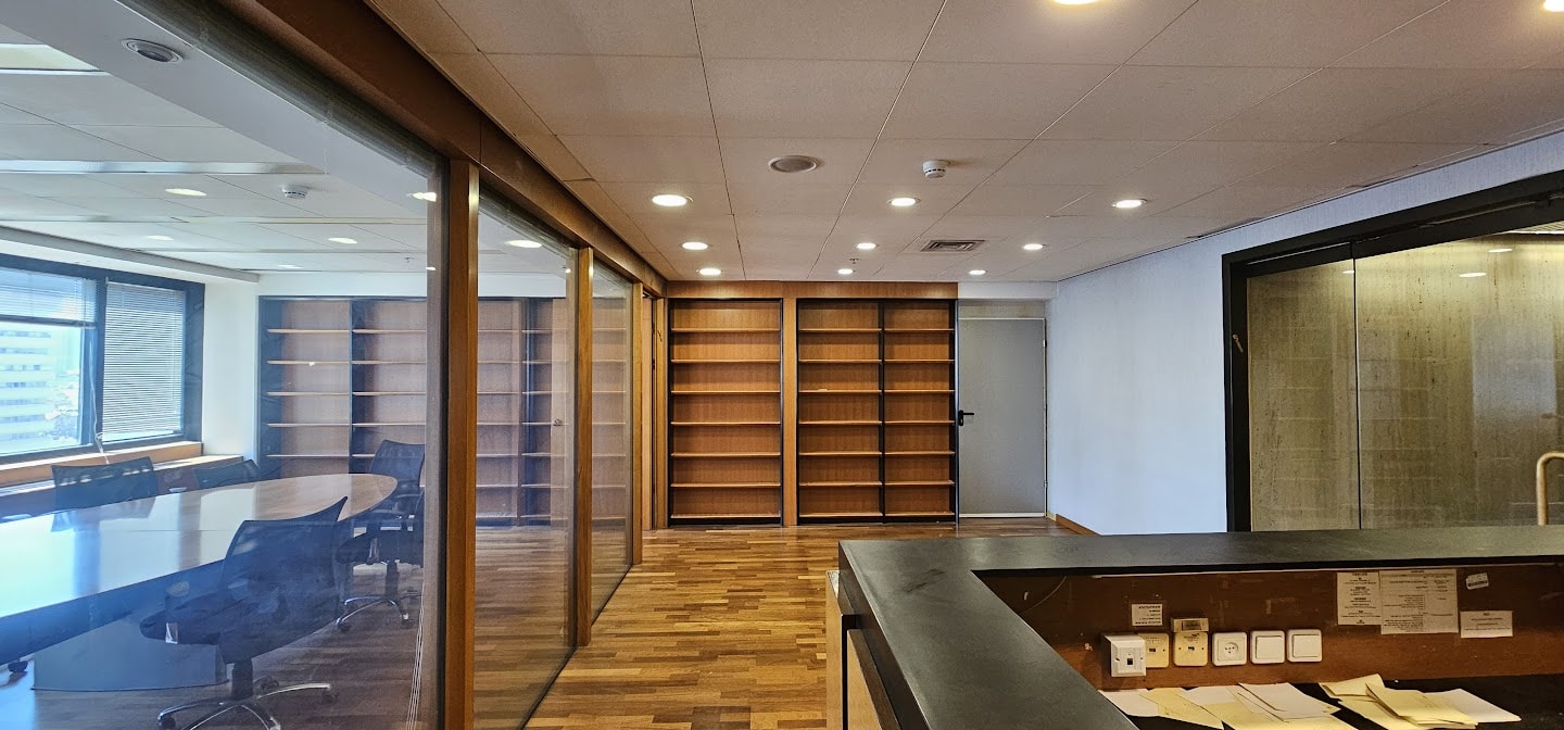 עמדת קבלה וכניסה למשרד