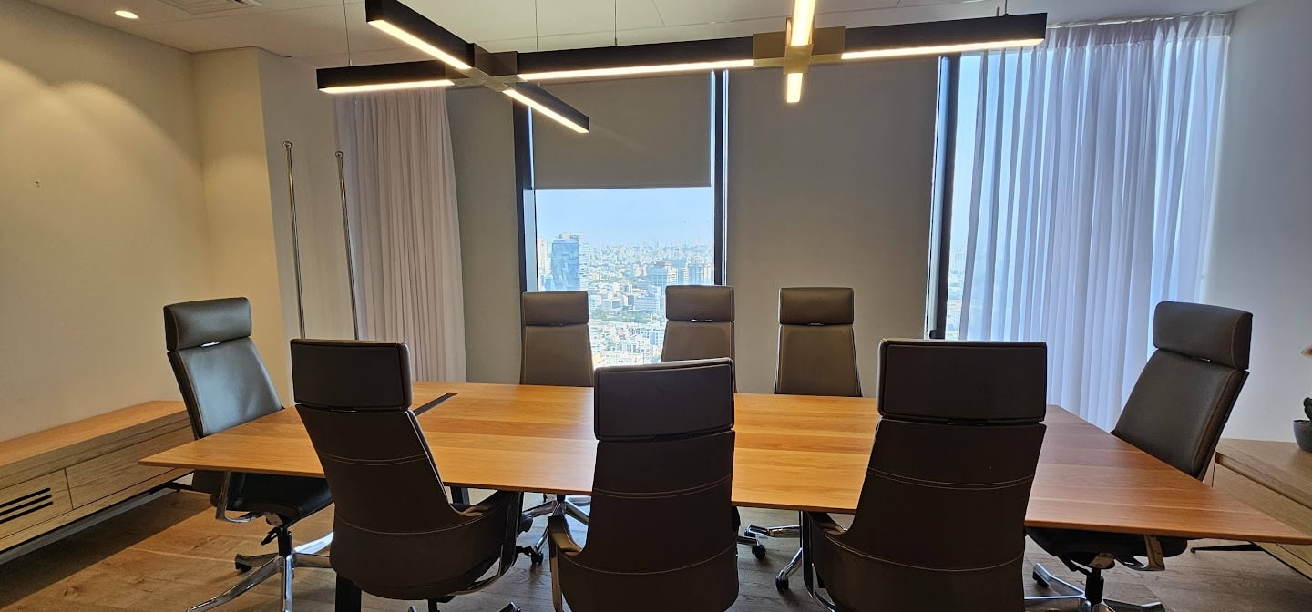 חדר ישיבות גדול