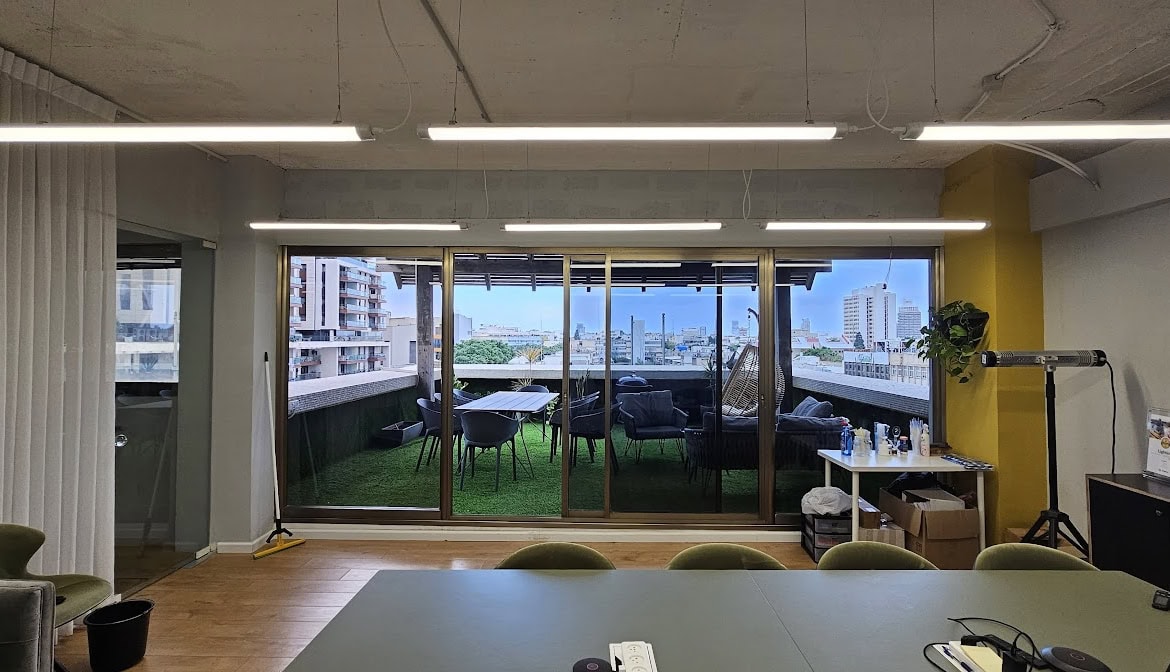 קומת גלריה מרפסת וחדר ישיבות