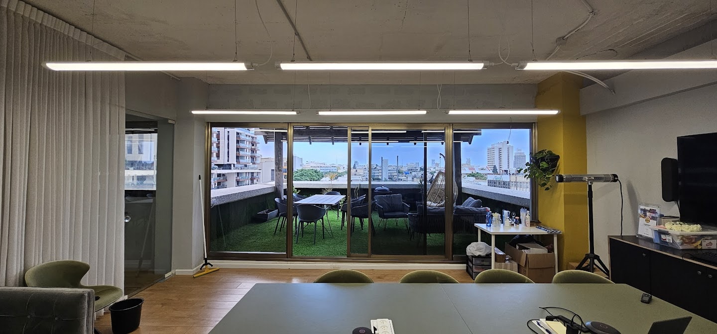 קומת גלריה מרפסת וחדר ישיבות