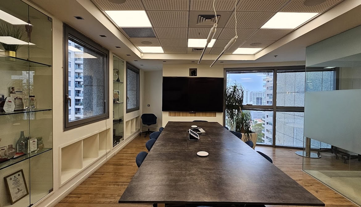 חדר ישיבות גדול