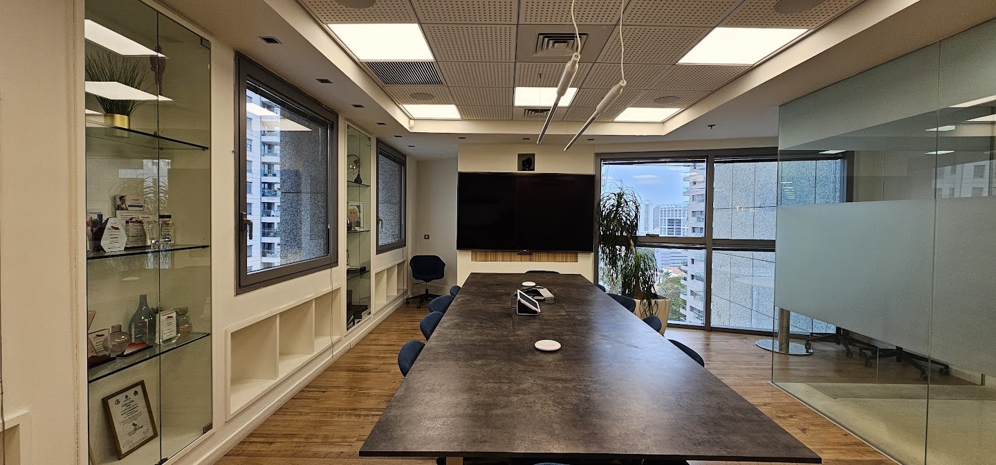 חדר ישיבות גדול