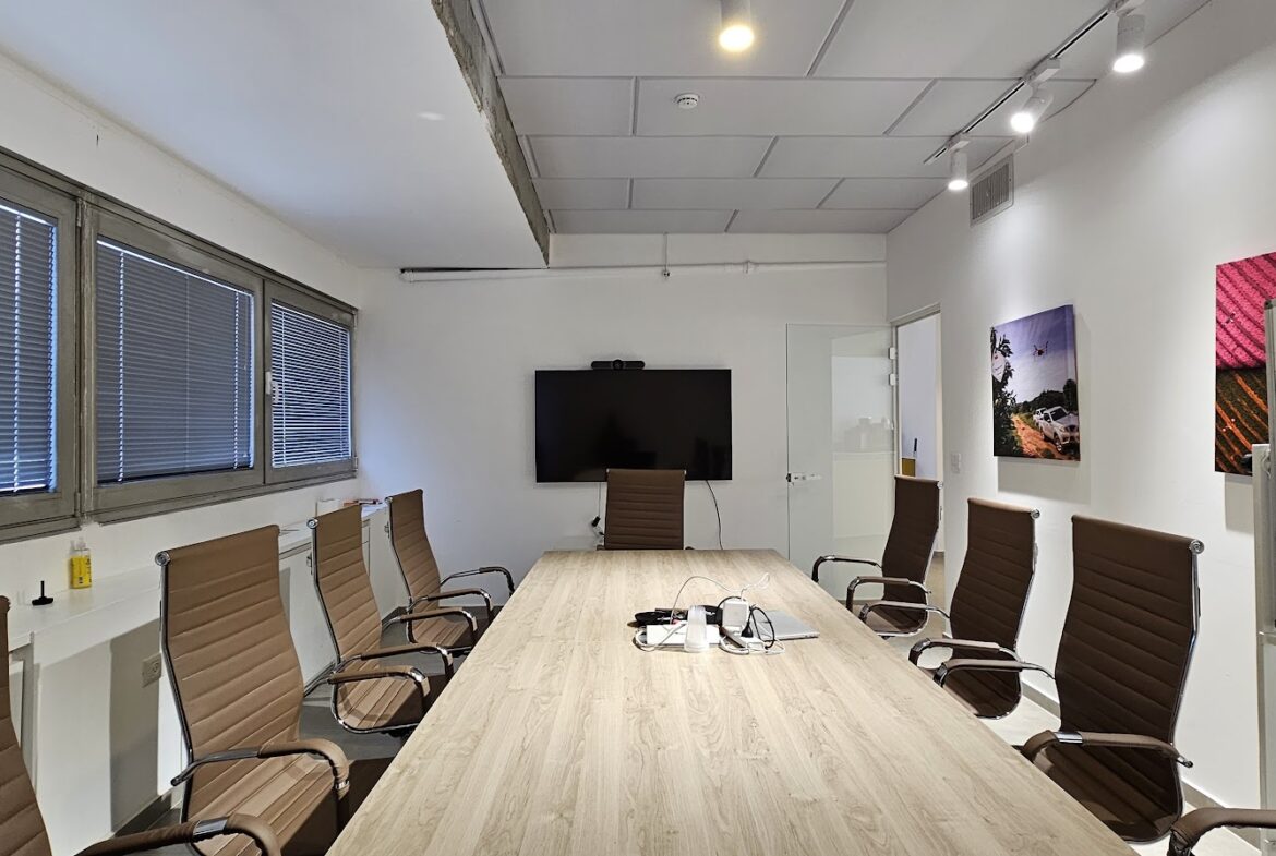 חדר ישיבות גדול