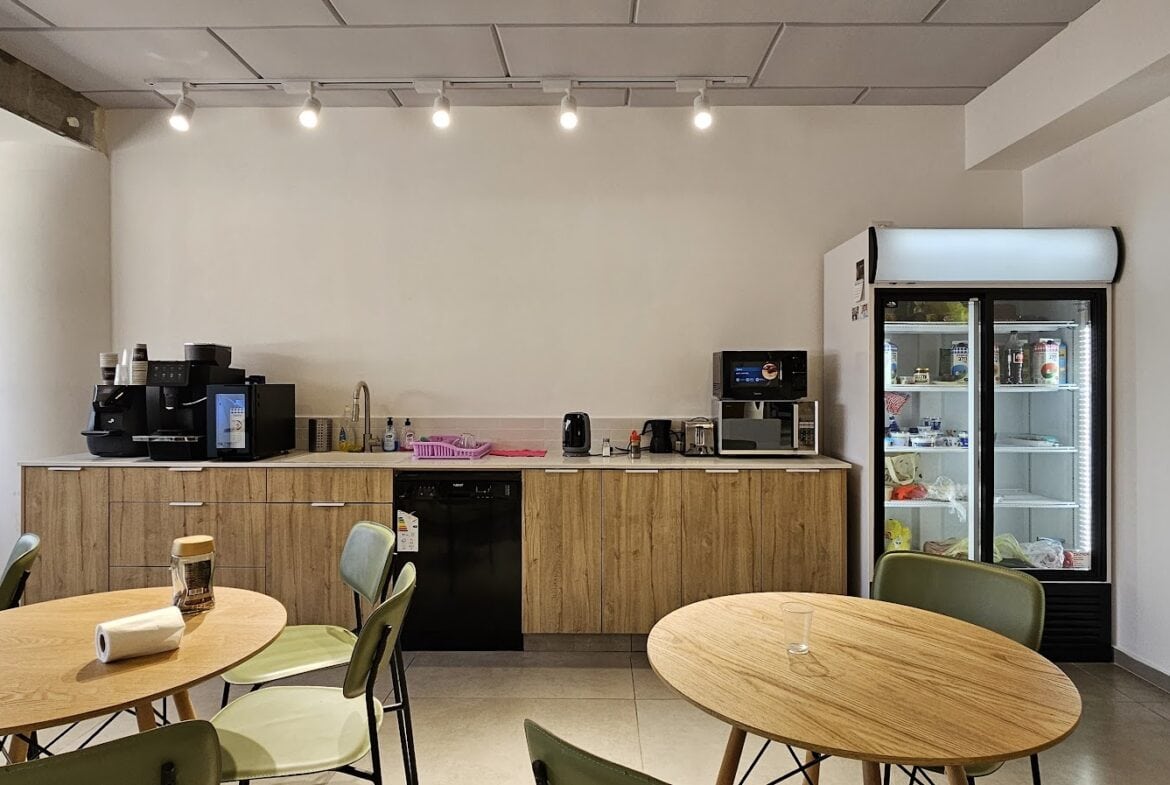 מטבחון עם פינת אוכל