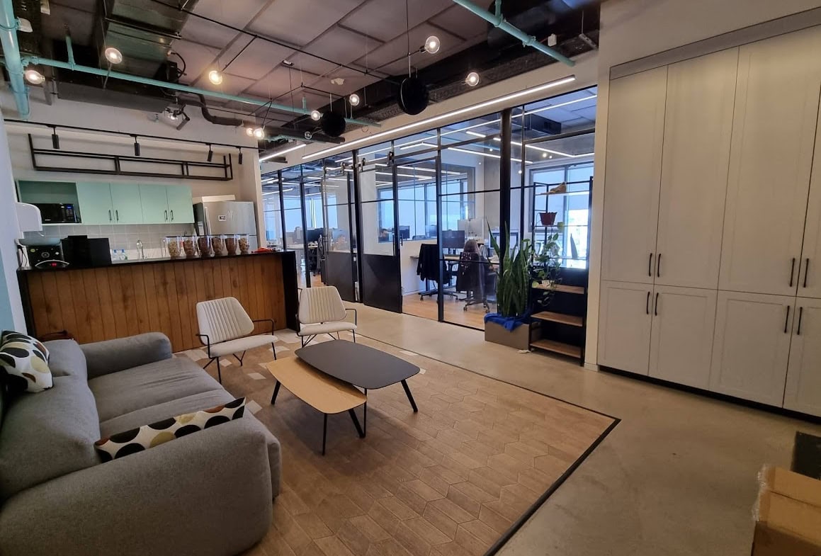 סלון, מטבחון וחדרי עבודה