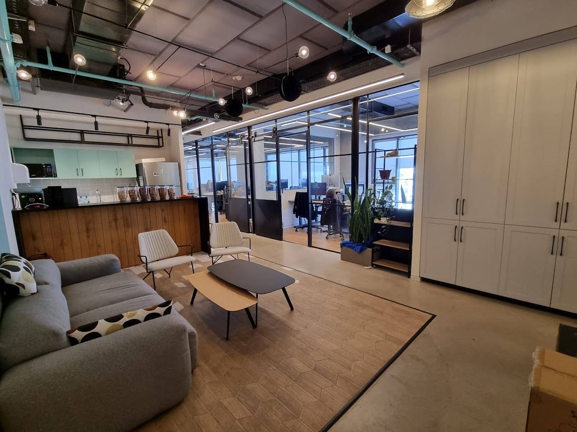 סלון, מטבחון וחדרי עבודה