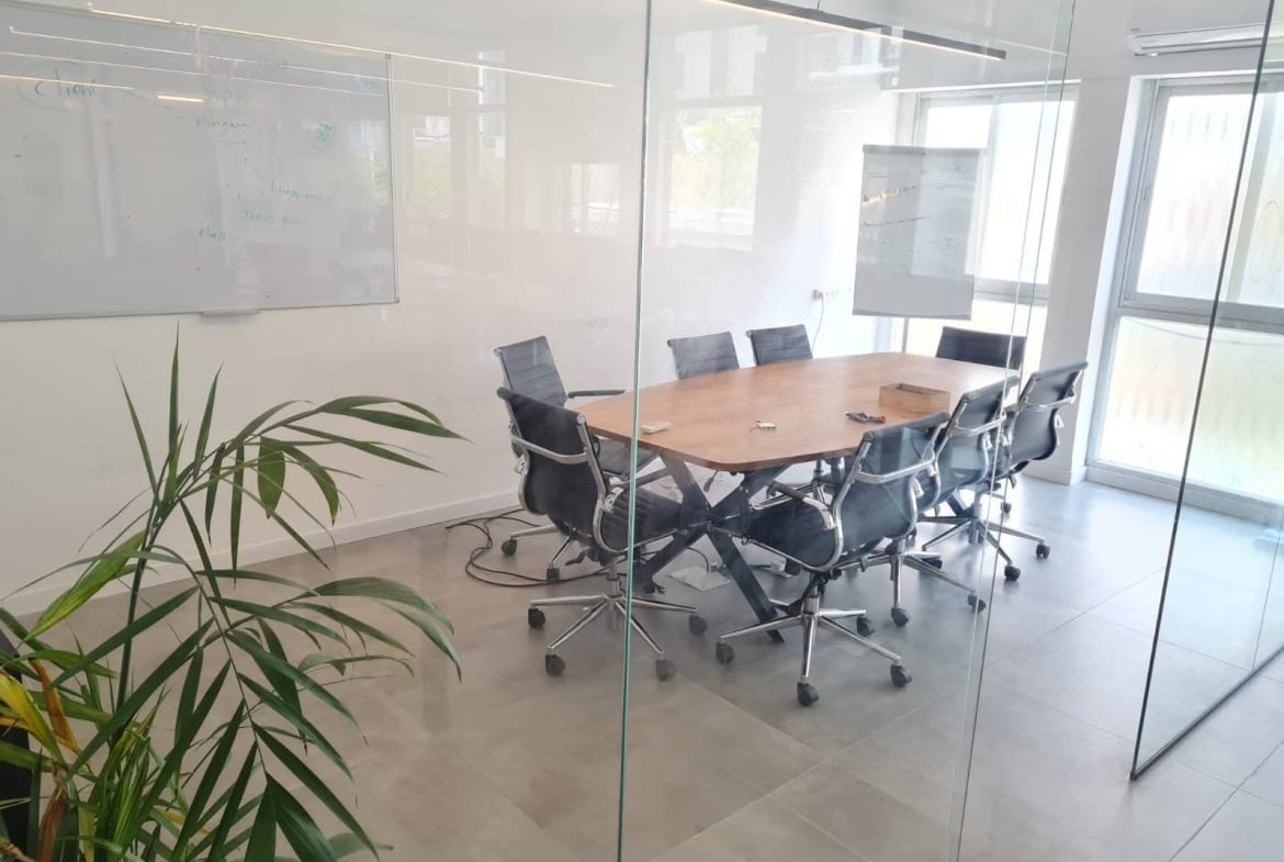 חדר ישיבות גדול