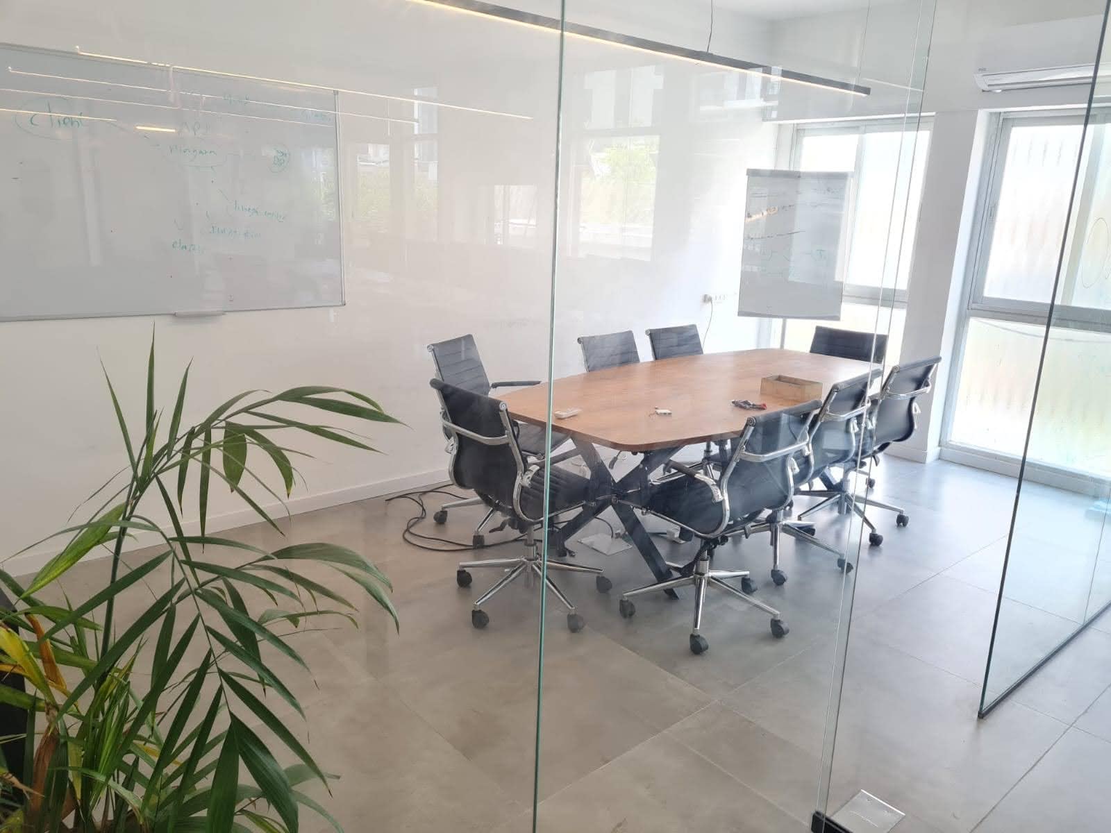 חדר ישיבות גדול