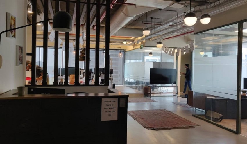 מבט כללי, כניסה למשרד ועמדת קבלה