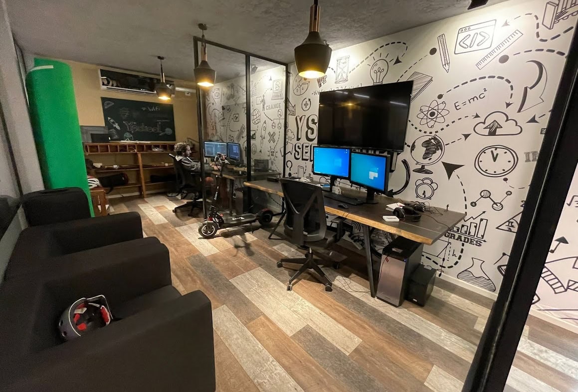 חדר צוות/ חדר עבודה גדול