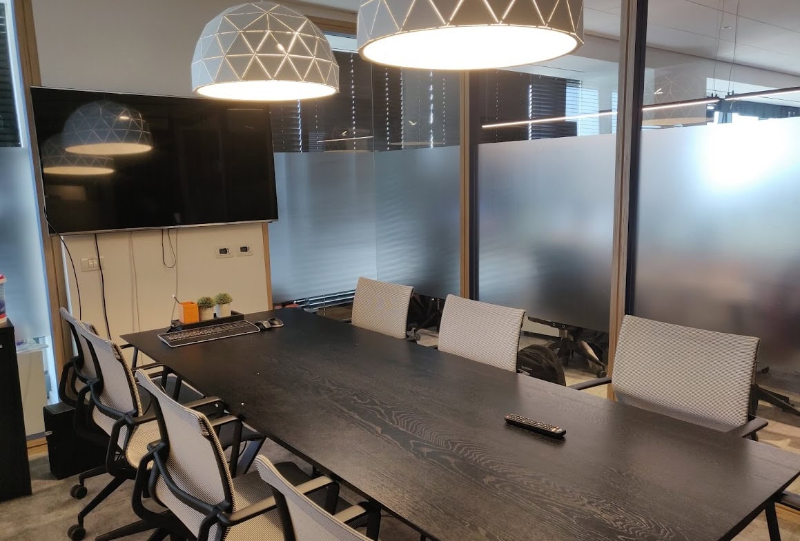 חדר ישיבות גדול