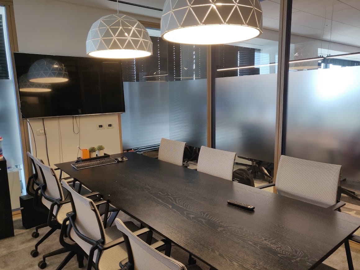 חדר ישיבות גדול