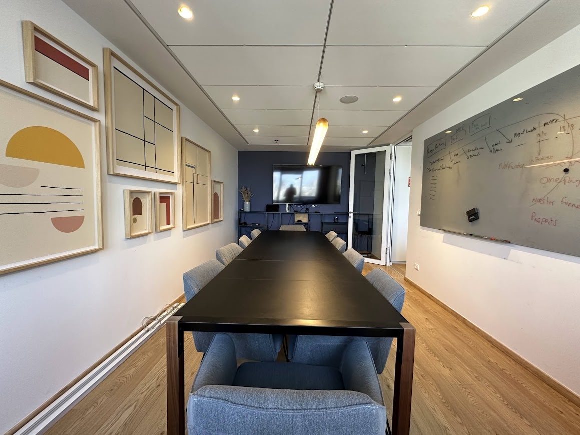 חדר ישיבות גדול