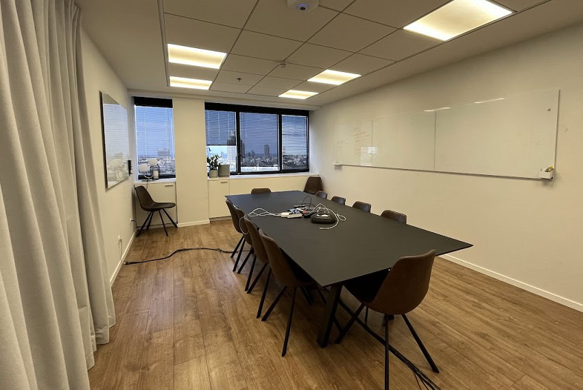 חדר ישיבות גדול