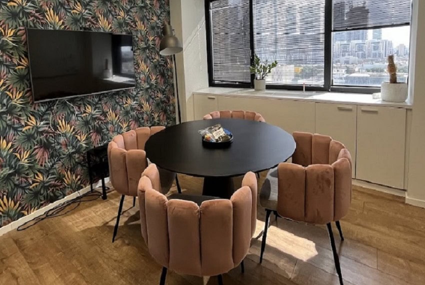 חדר ישיבות קטן