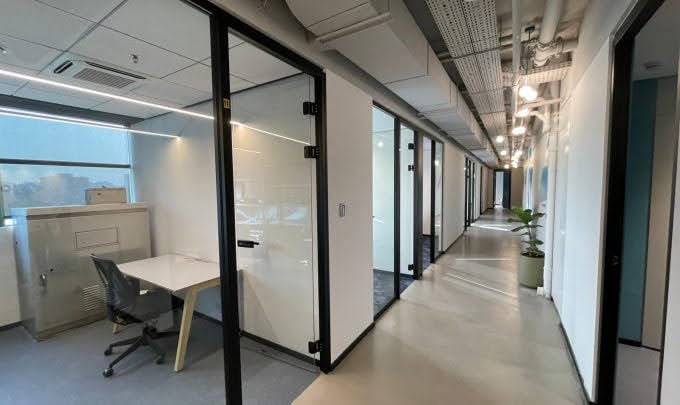 מסדרון וחלוקה לחדרים וחדרי ישיבות