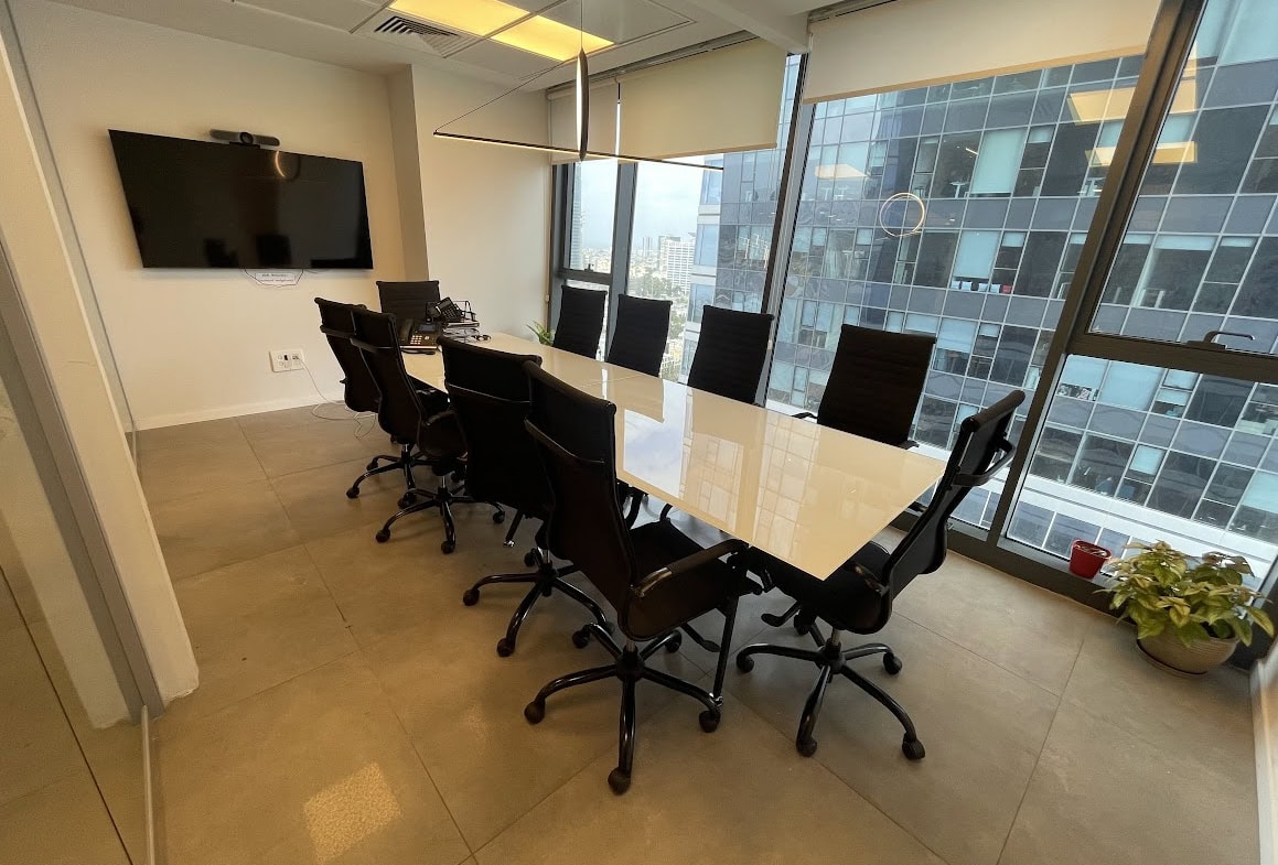 חדר ישיבות גדול