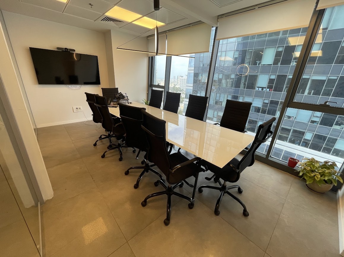 חדר ישיבות גדול