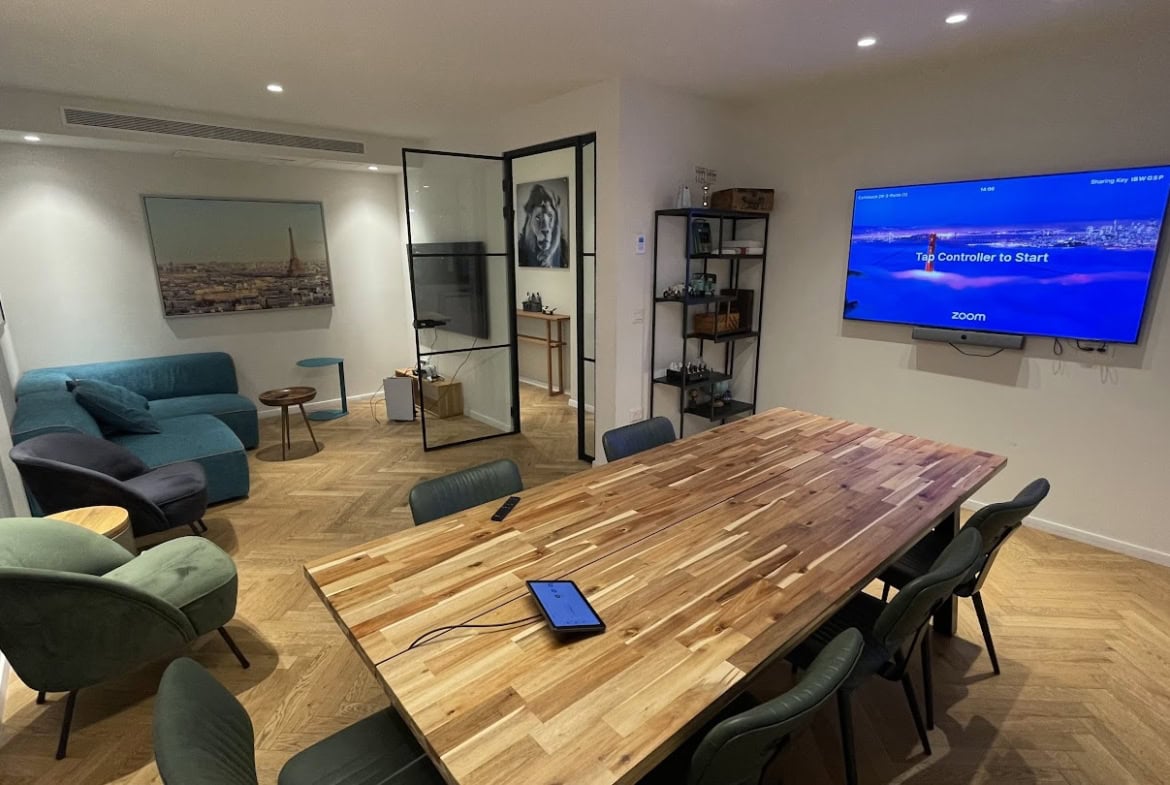 חדר ישיבות גדול