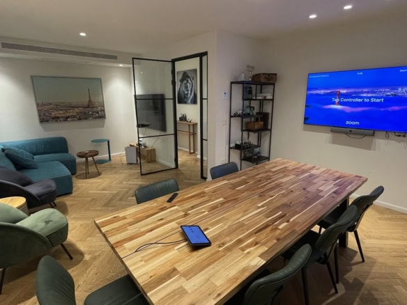 חדר ישיבות גדול