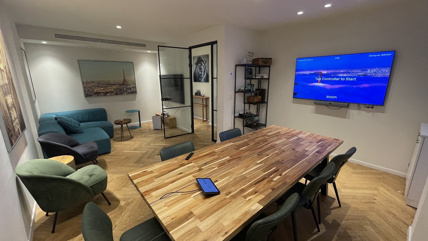 חדר ישיבות גדול