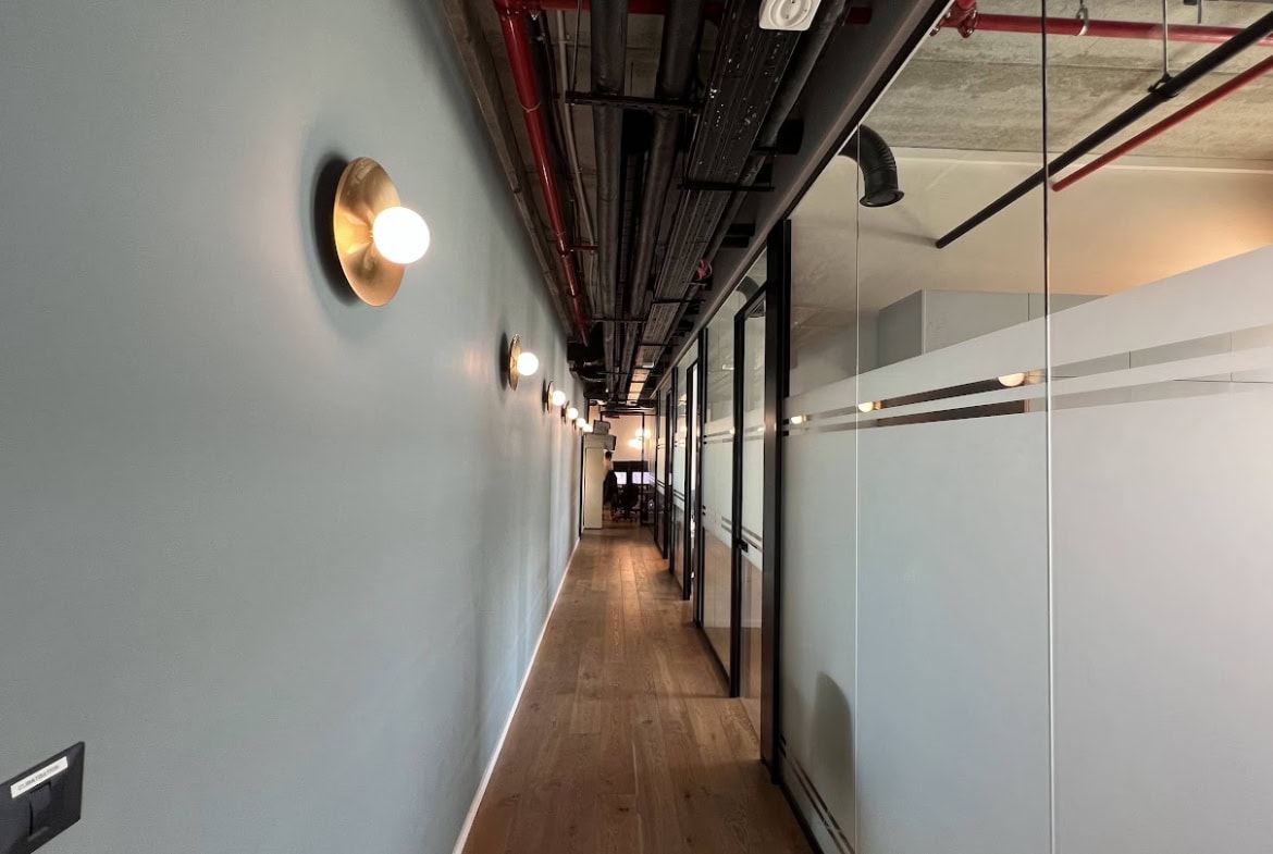 מסדרון במשרד- כניסה לחדרי עבודה