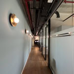 מסדרון במשרד- כניסה לחדרי עבודה