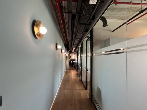 מסדרון במשרד- כניסה לחדרי עבודה