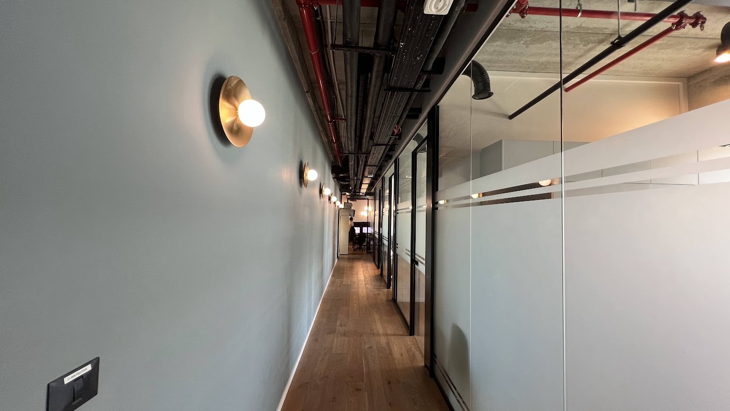 מסדרון במשרד- כניסה לחדרי עבודה