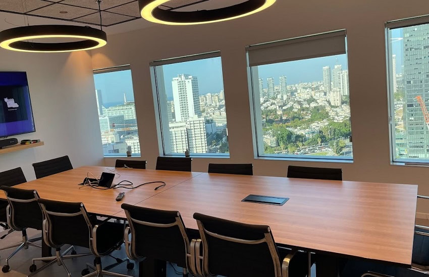 חדר ישיבות גדול