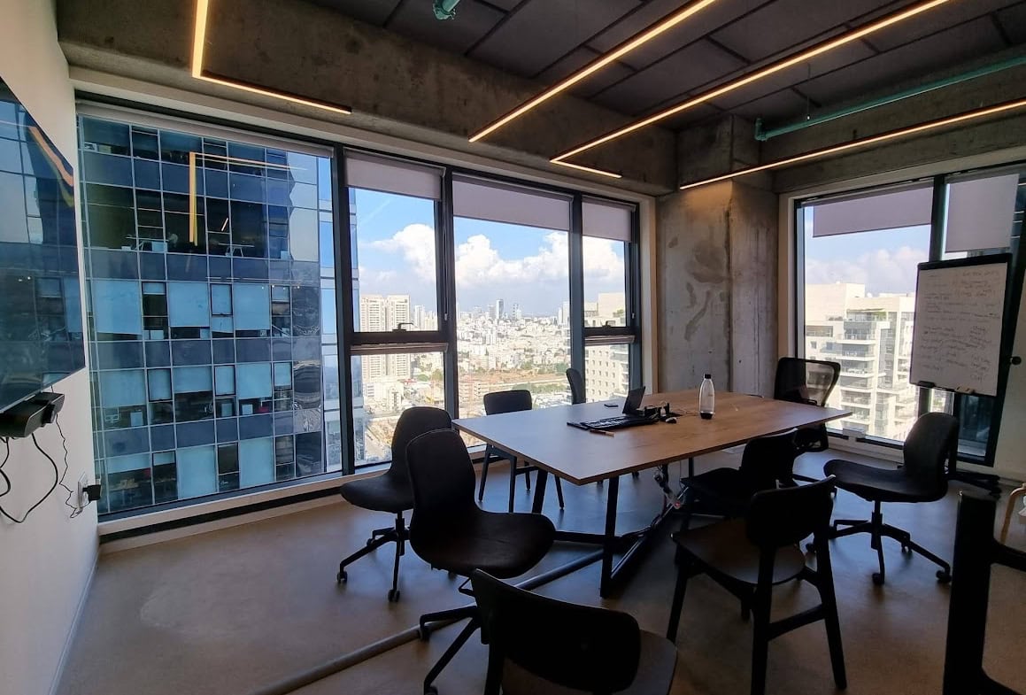 חדר ישיבות קטן.