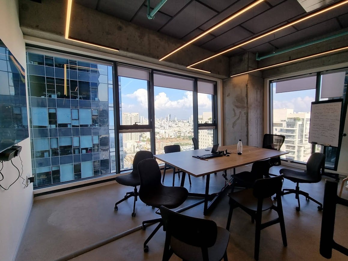 חדר ישיבות קטן.