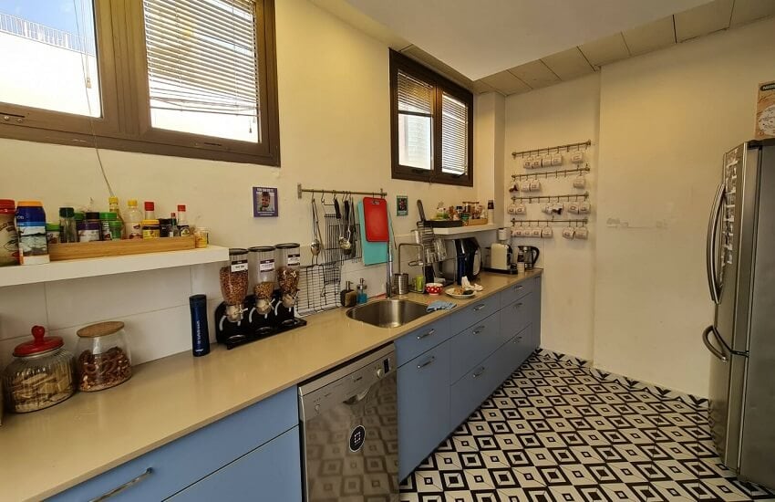 להשכרה משרד במחיר אטרקטיבי, עם מרפסת מרווחת