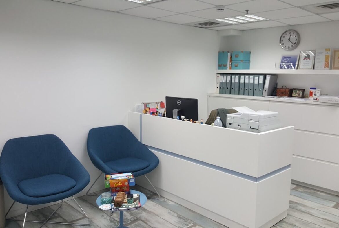 עמדת קבלה בכניסה למשרד