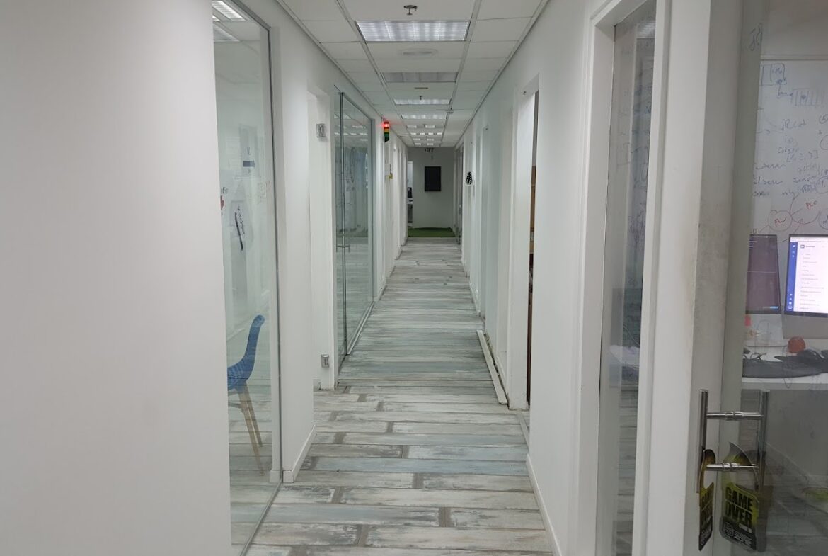 מסדרון וחלוקה לחדרי עבודה