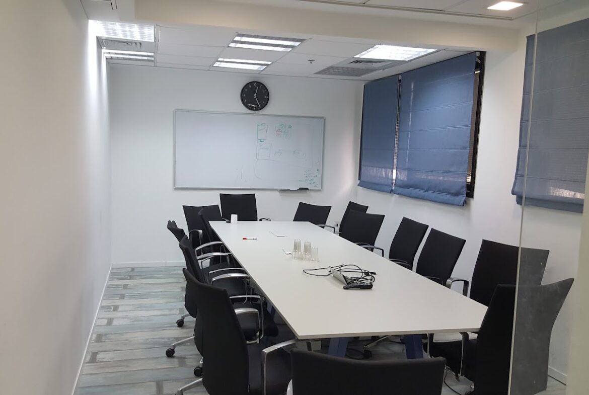 חדר ישיבות גדול