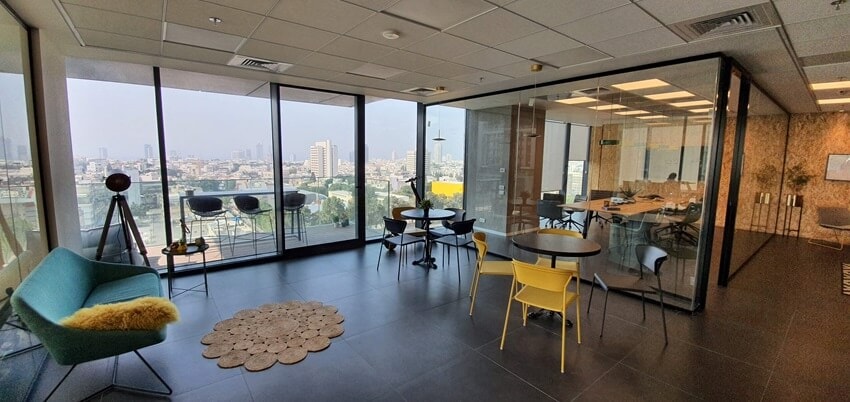 חדר ישיבות גדול ומרפסת