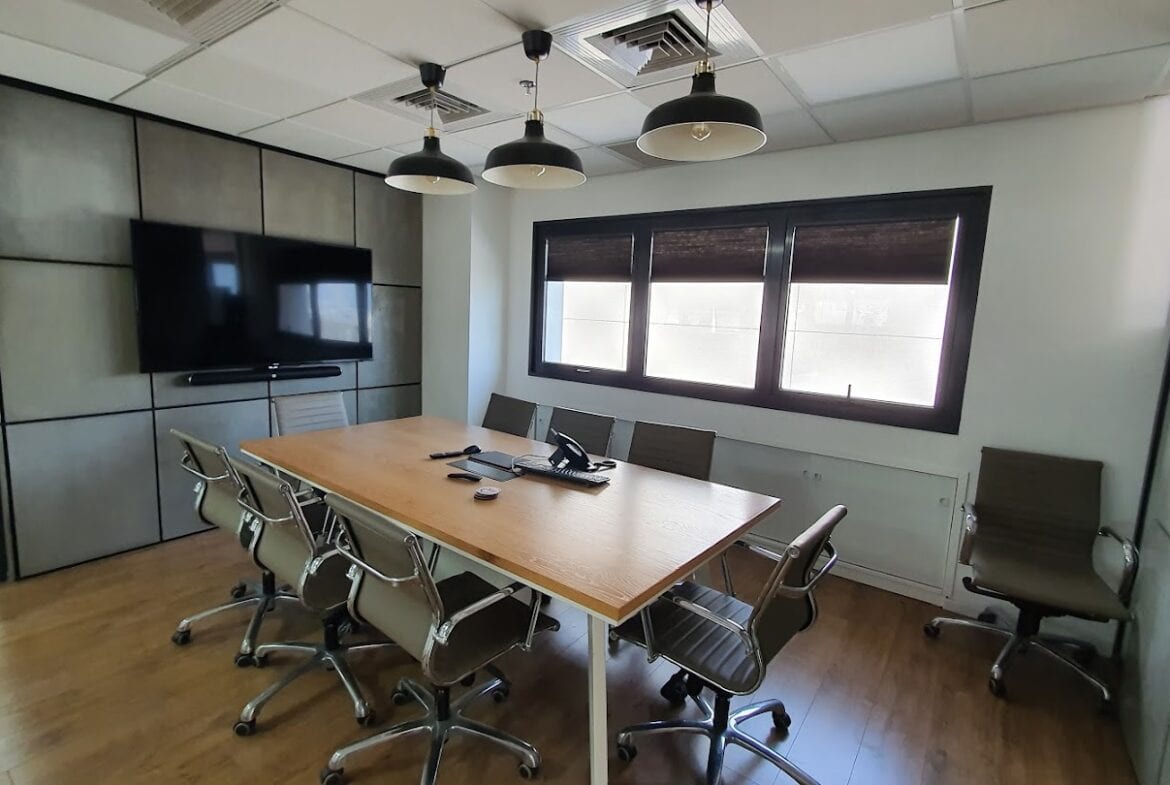 חדר ישיבות גדול