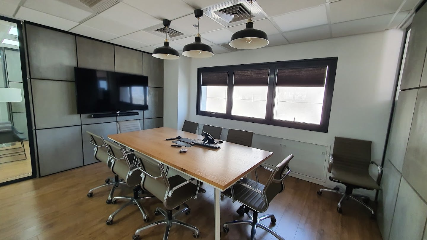 חדר ישיבות גדול