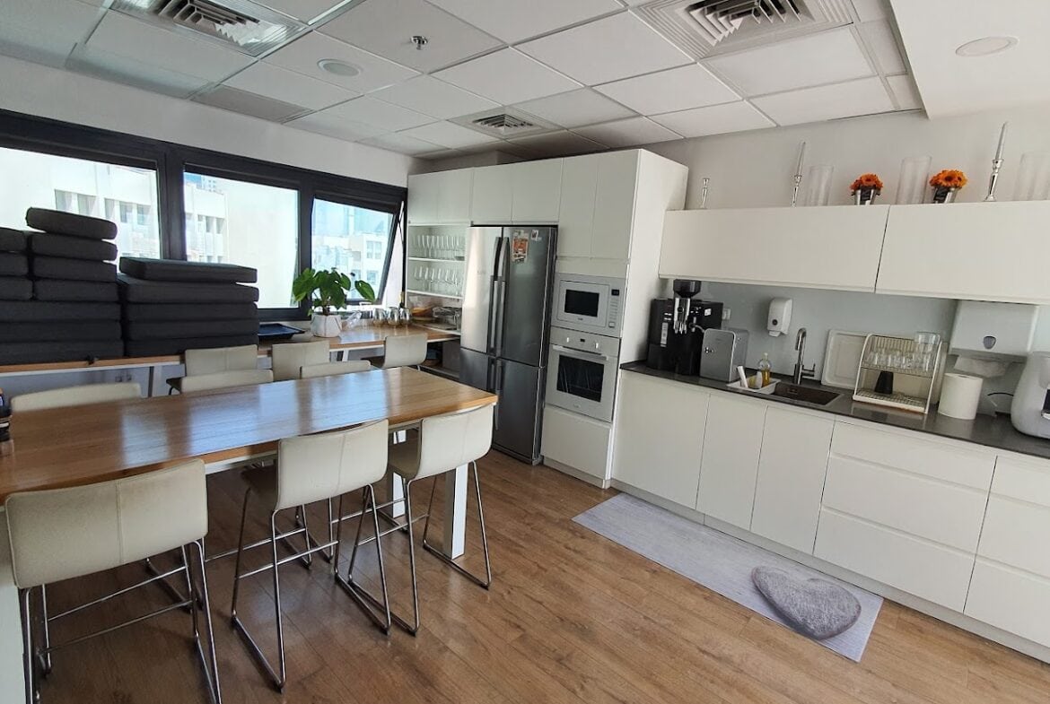 מטבח עם מקומות אוכל