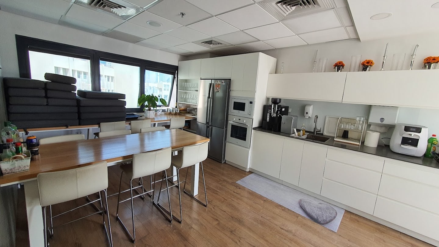 מטבח עם מקומות אוכל