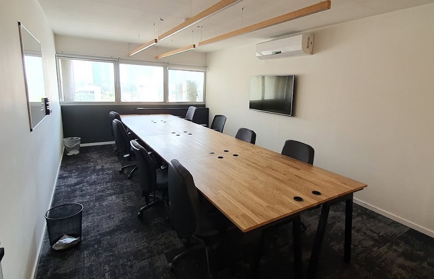 חדר ישיבות גדול