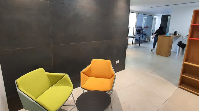 אזור כניסה למשרד- פינת ישיבה