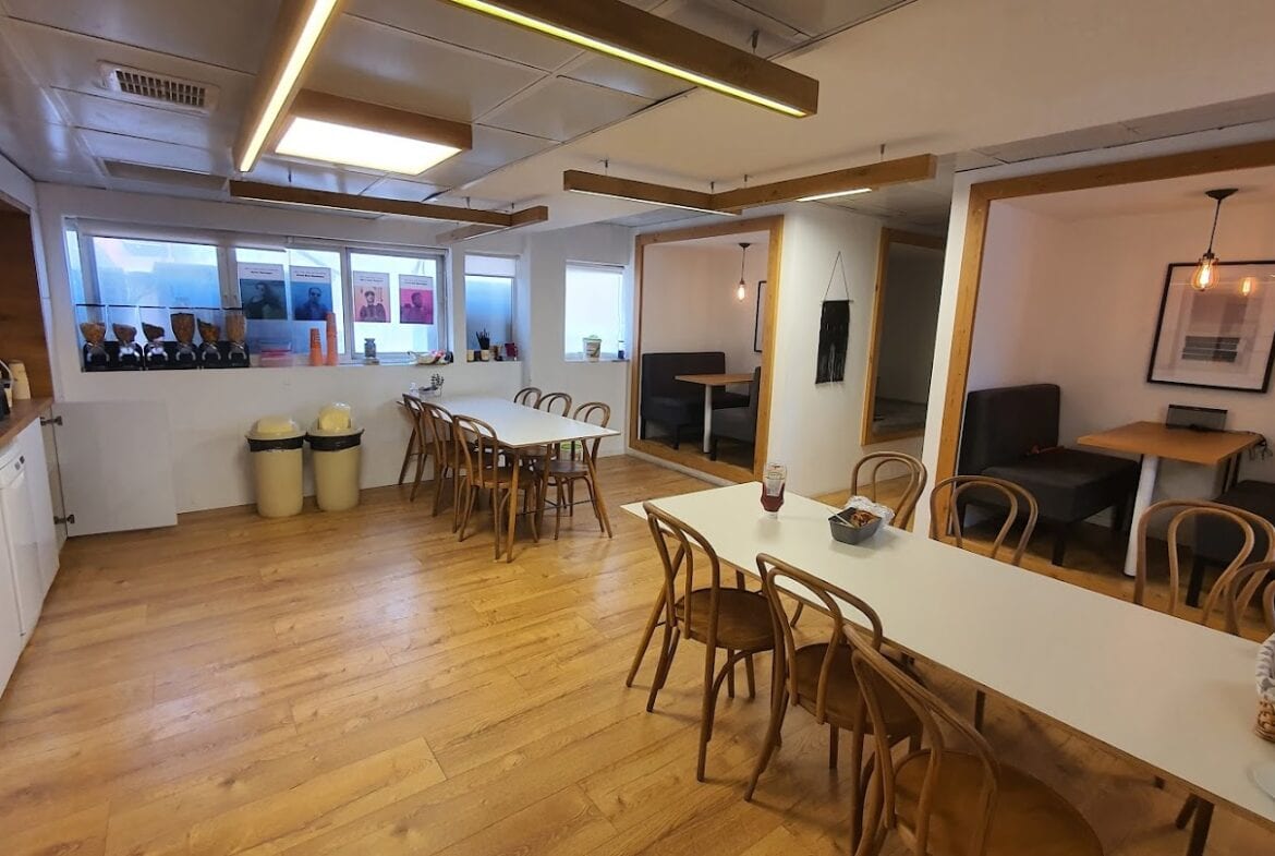 מטבח עם מקומות אוכל