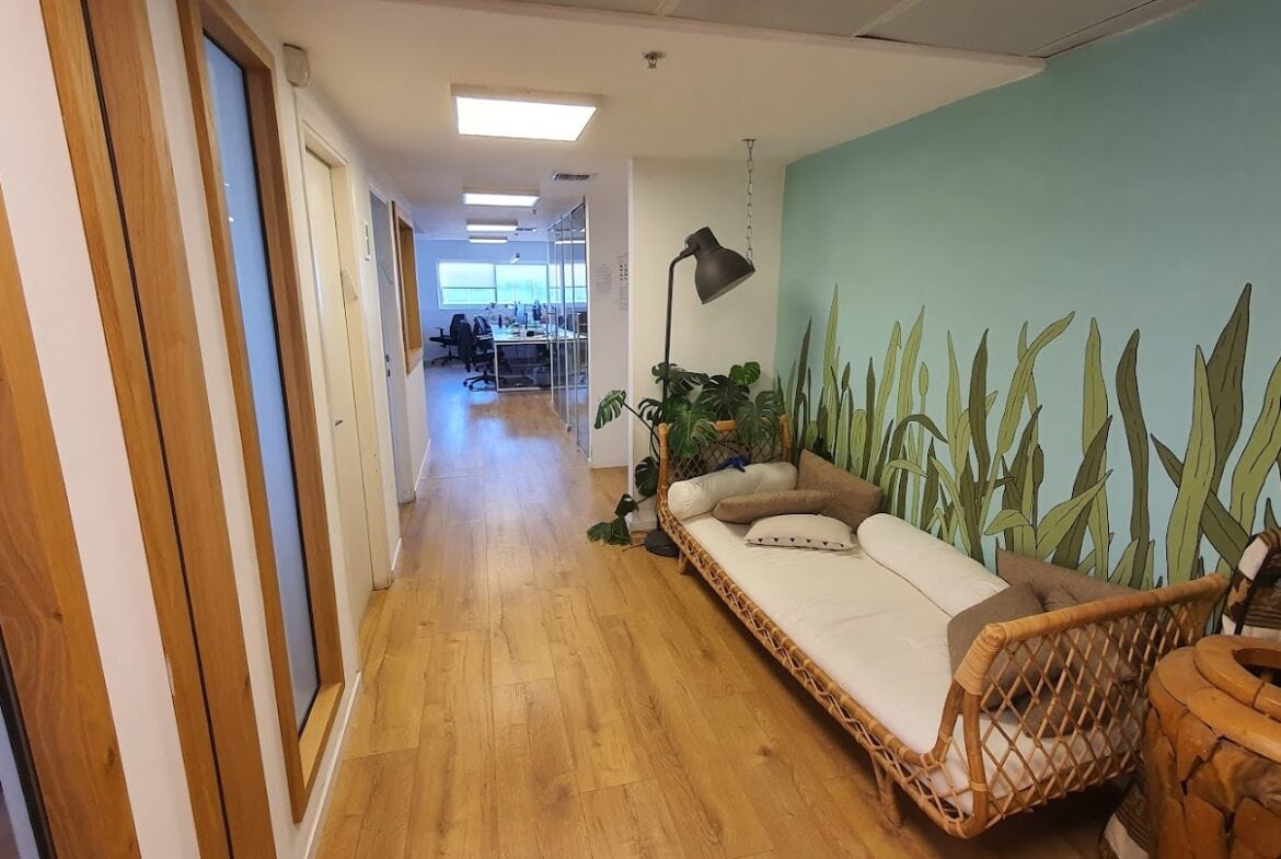 מסדרון במשרד ומבט כללי