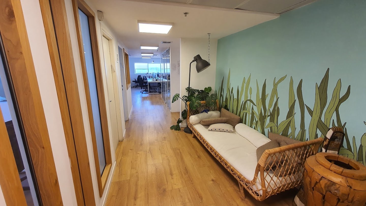 מסדרון במשרד ומבט כללי