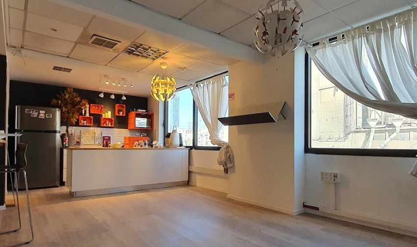 מטבחון עם מקום לפינות אוכל